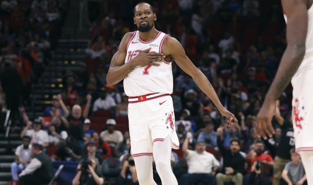 开云品牌-暂停时研究统计表？KD：我只是在追踪比赛 看看我们打得怎么样