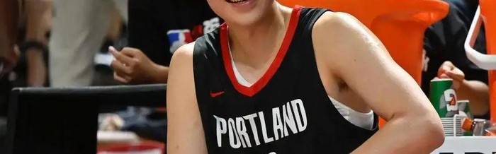 开云中国-常规赛快结束了，杨瀚森连洛杉矶英文说不出来，球迷：换个翻译吧|开拓者|NBA|波特兰开拓者队|德尼·阿夫迪亚|本-麦克勒莫_新浪体育_新浪新闻